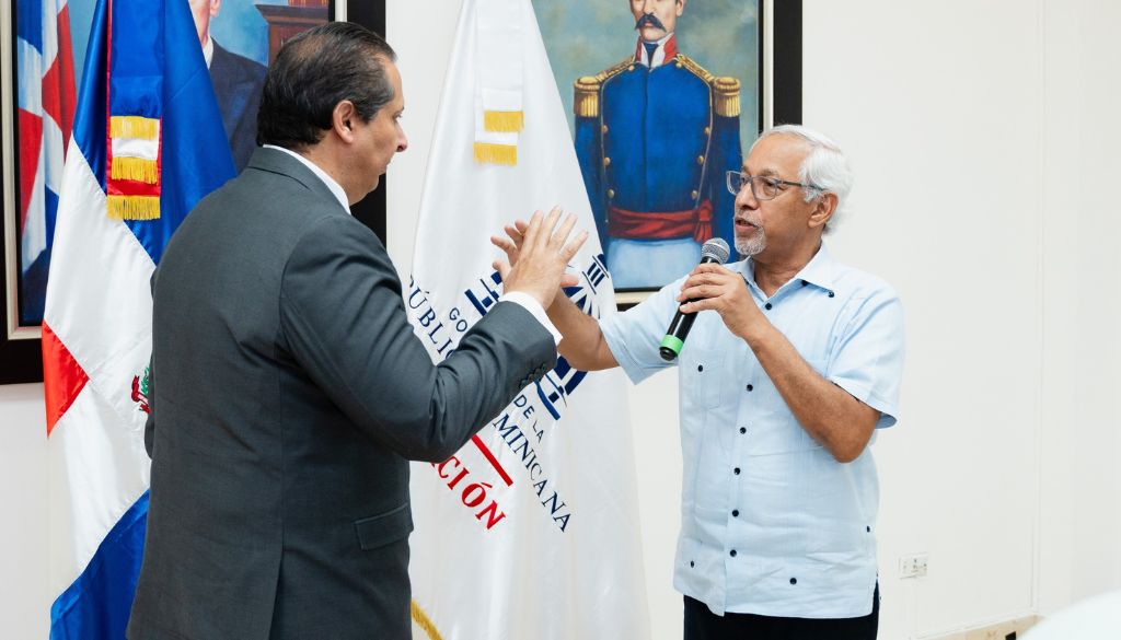 Juramentan doctor Víctor Atallah como miembro del Consejo Nacional de Educación 