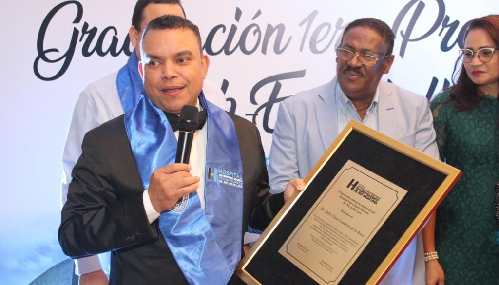 Entregan reconocimiento al doctor Julio Landrón 
