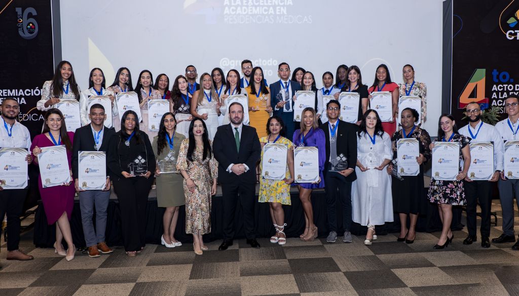Premian la Excelencia Académica en Residencias Médicas 