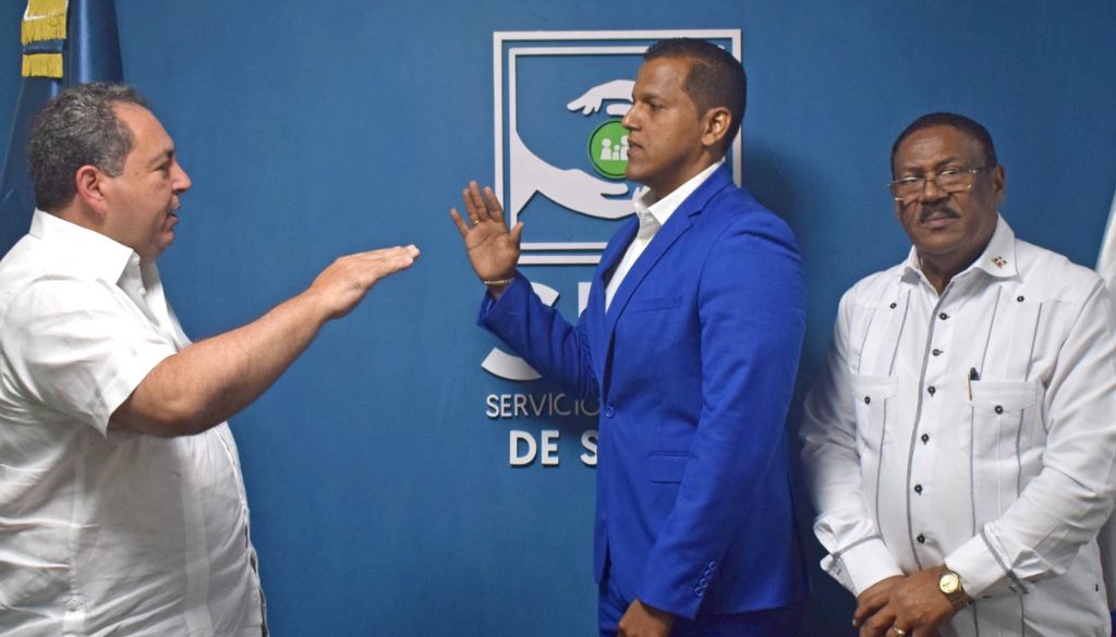 Juramentan nuevo director del Hospital Tolentino Dipp  