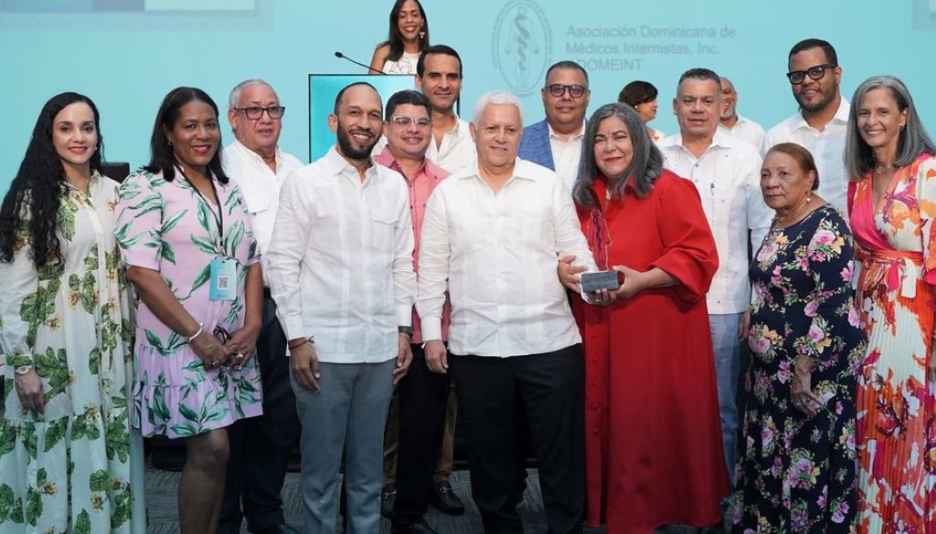 Médicos internistas reconocen legado de la Dra. Ángela Rosa  