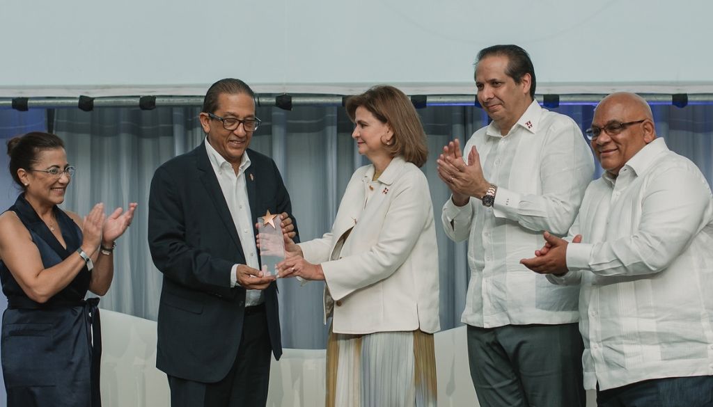 Reconocen aportes del Dr. José Juan Castillos a nefrología dominicana 