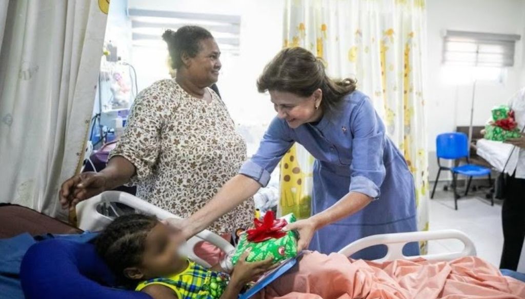 Vicepresidenta entrega juguetes a niños hospitalizados en el Arturo Grullón 