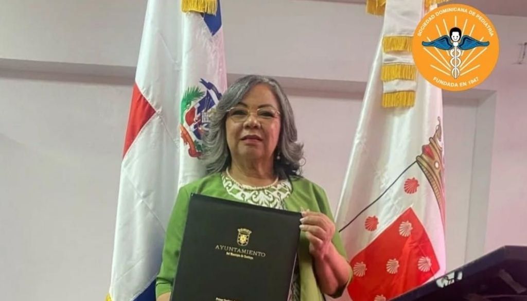 Alcaldía de Santiago reconoce doctora Águeda Pichardo por su trayectoria en la pediatría 