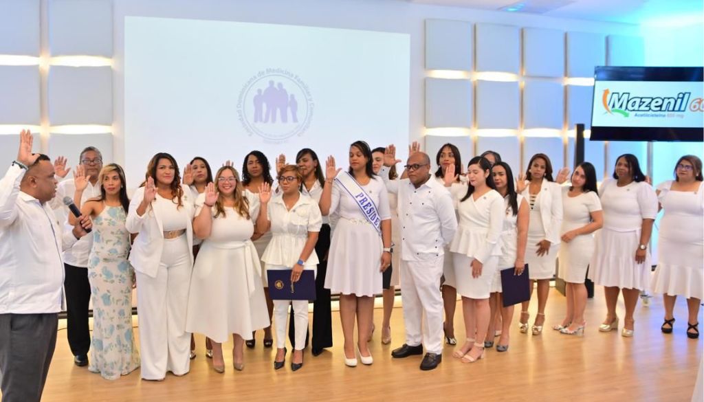 Médicos familiares posesionan su nueva directiva 