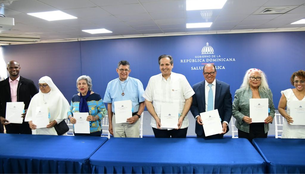Autoridades firman convenios con asociaciones sin fines de lucro para mejorar atención en salud 