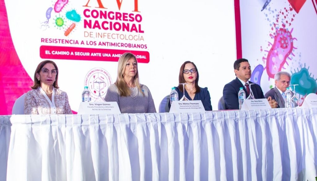 Congresos médicos destacan excelencia profesional con reconocimientos a especialistas 