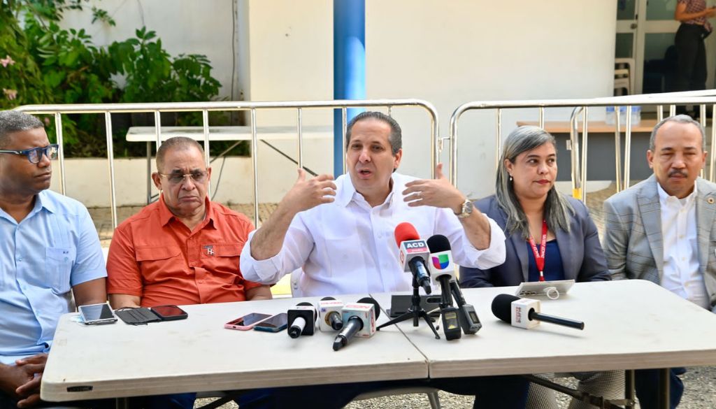 Ministro de Salud informa conclusión de autopsias y entrega de 225 cuerpos a familiares tras colapso del Jet Set 