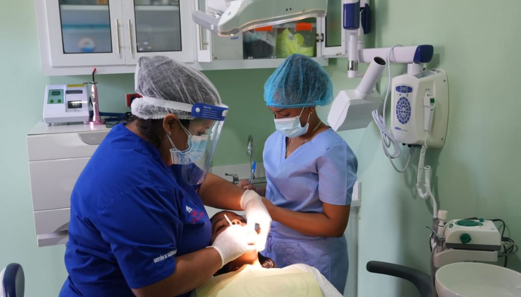Amplían red de atención odontológica gratuita con 54 módulos fijos en escuelas públicas  