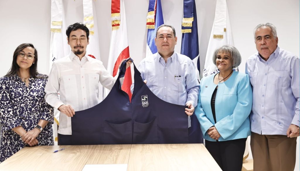 Donan uniformes a SNS para fortalecer labor promotores de salud 