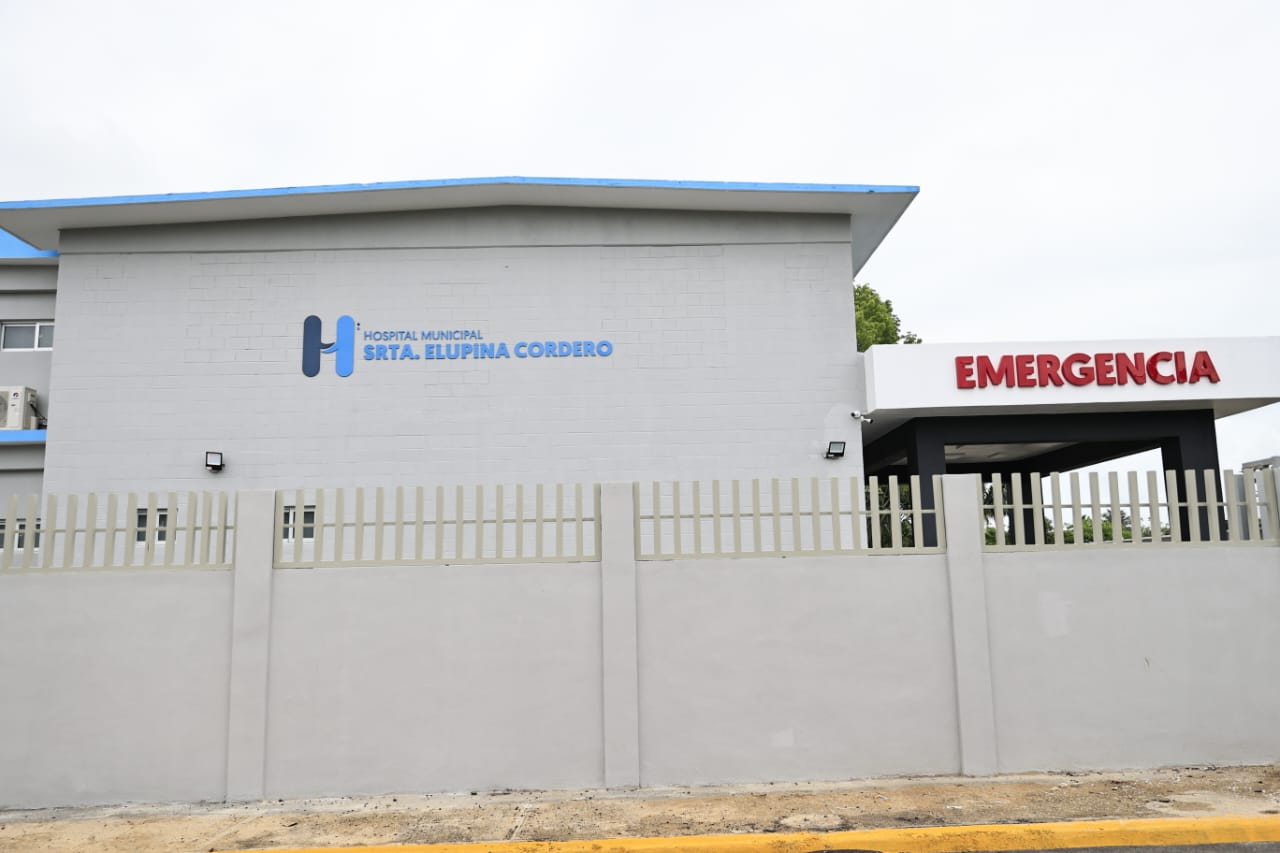 Autoridades entregan ampliada emergencia del Hospital Municipal de Sabana de la Mar 