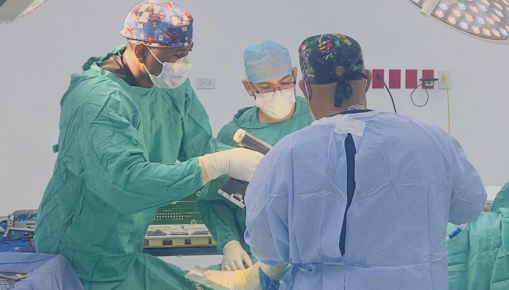 Hospital Municipal de Tamboril realiza con éxito su primera artroplastia de rodilla derecha 
