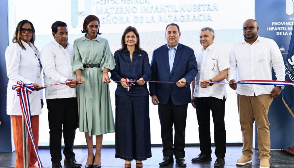 Autoridades entregan remozamiento del Hospital Materno Infantil de Higüey 