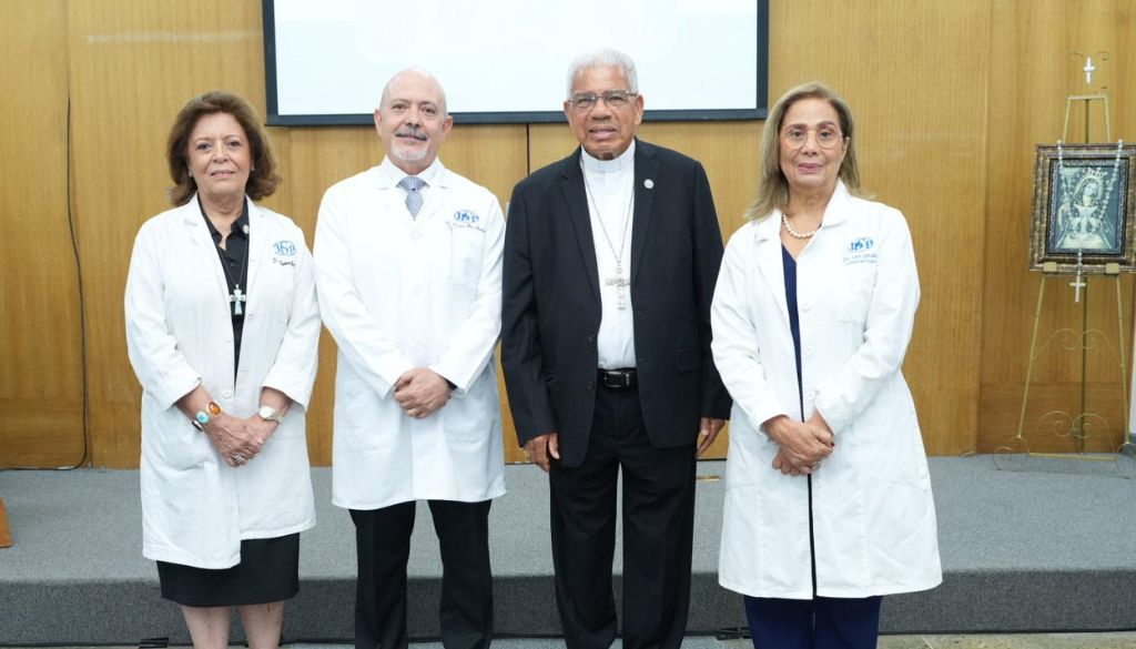 Arzobispo de Santo Domingo elogia compromiso humanitario del Instituto Dermatológico durante visita 
