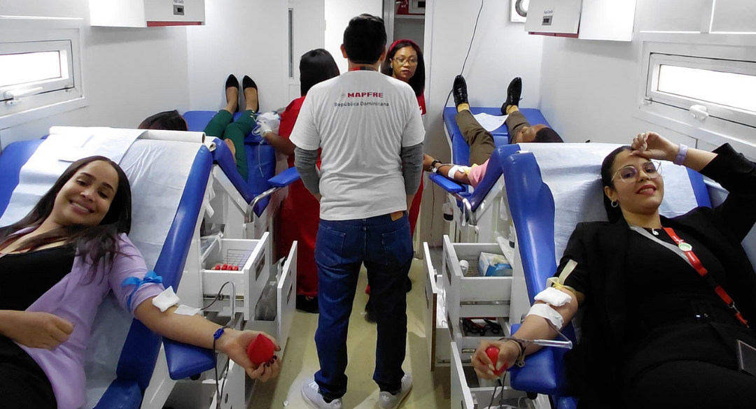 Colaboradores de MAPFRE República Dominicana participan en jornada de donación de sangre 