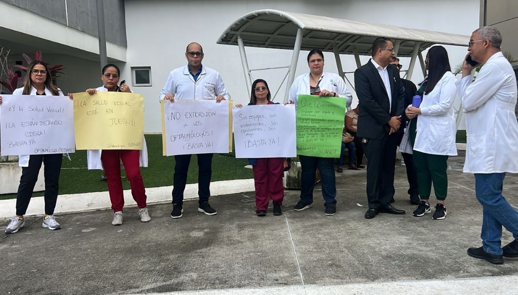 Médicos paralizan servicios por deterioro de equipos y falta de pagos 