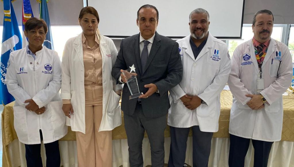 Hospital Marcelino Vélez reconoce al doctor Eddy Pérez-Then  