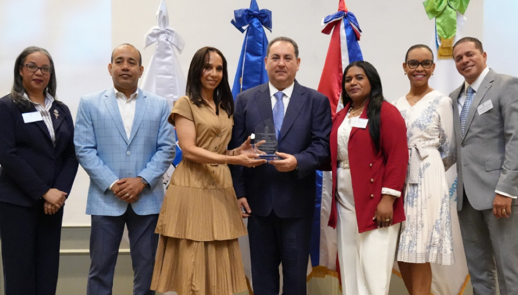 Dr. Mario Lama recibe reconocimiento en la III Jornada Científica de la Ciudad Sanitaria 