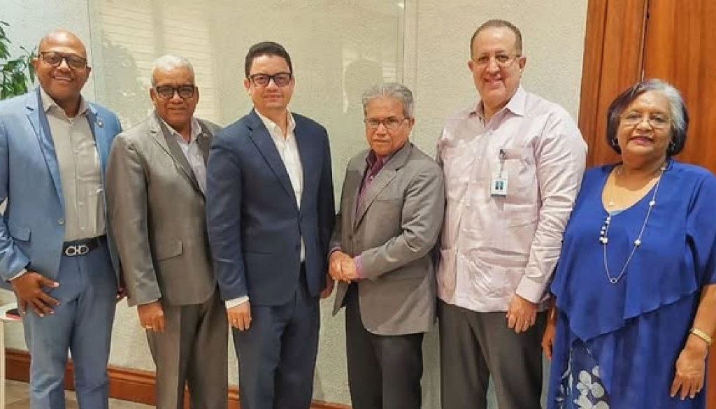 CMD y Ministerio de Hacienda analizan mejoras salariales para médicos pensionados 