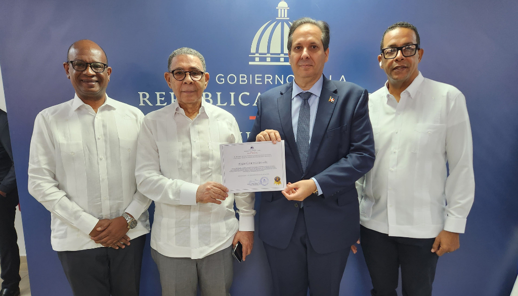 Salud Pública otorga más alto galardón a Hogar Crea Dominicano 