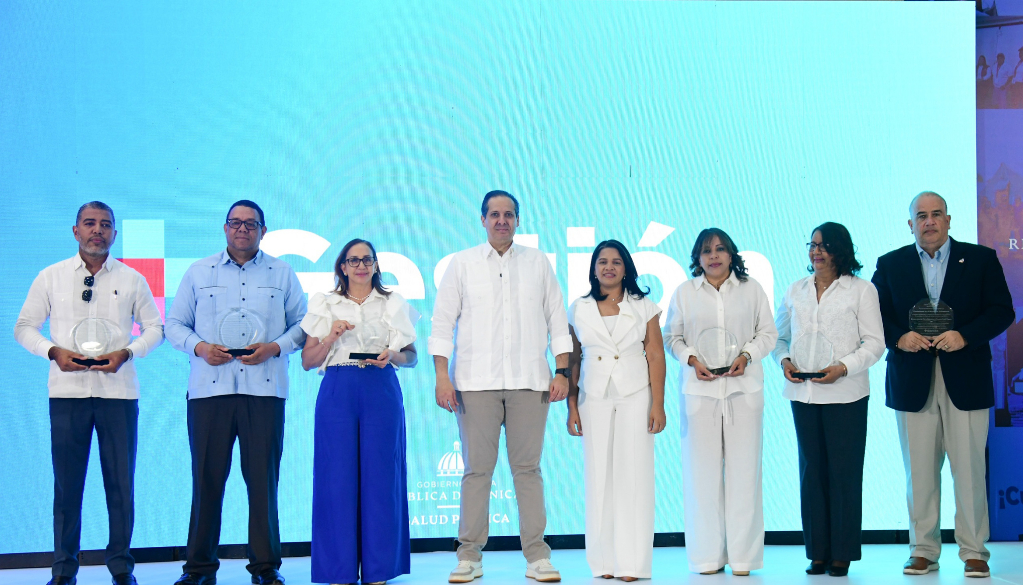Ministro de Salud reconoce direcciones y programas destacados del sistema sanitario 