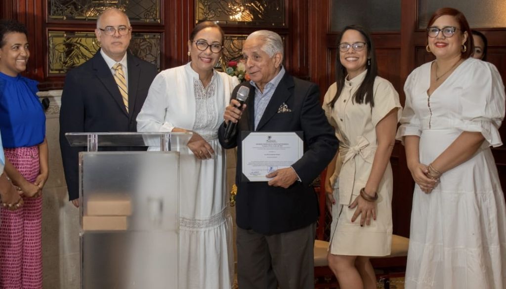 Reconocen a destacados especialistas por su trayectoria y valiosos aportes 