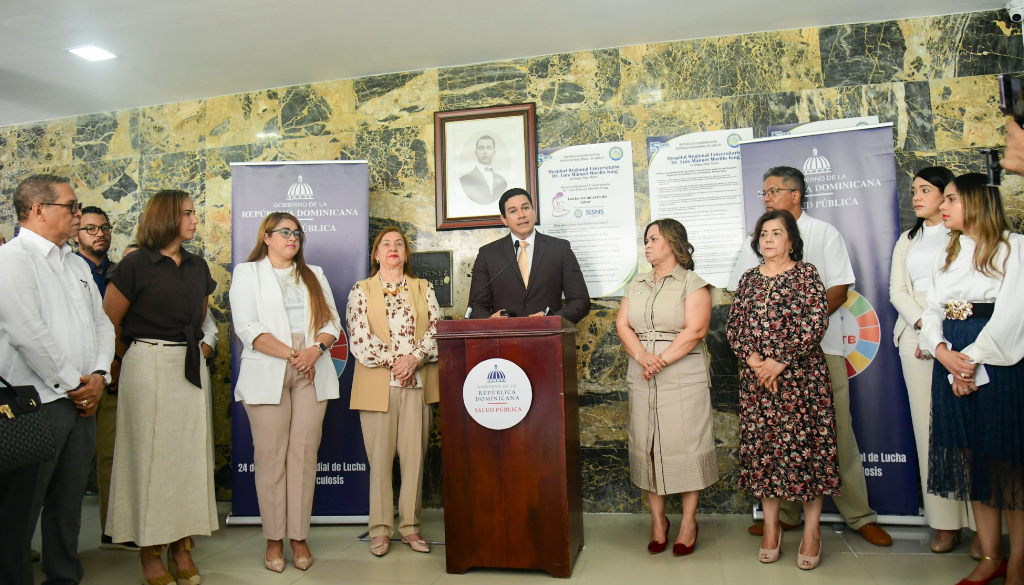 Salud Pública entrega equipo para diagnóstico de tuberculosis en hospital regional de La Vega 