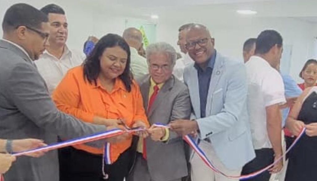 Colegio Médico inaugura remozamiento de local en Valverde, Mao 