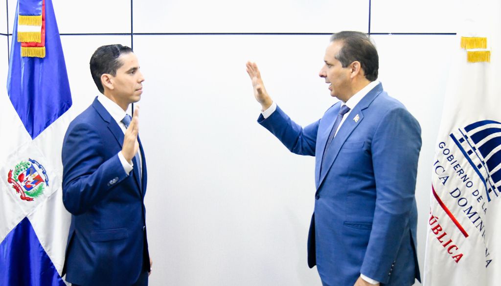 Juramentan al Dr. Edward Guzmán como nuevo director ejecutivo de SeNaSa 