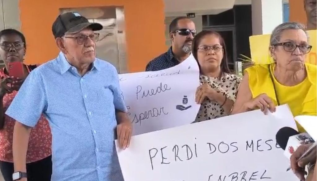 Pacientes protestan por falta de medicamentos de alto costo 