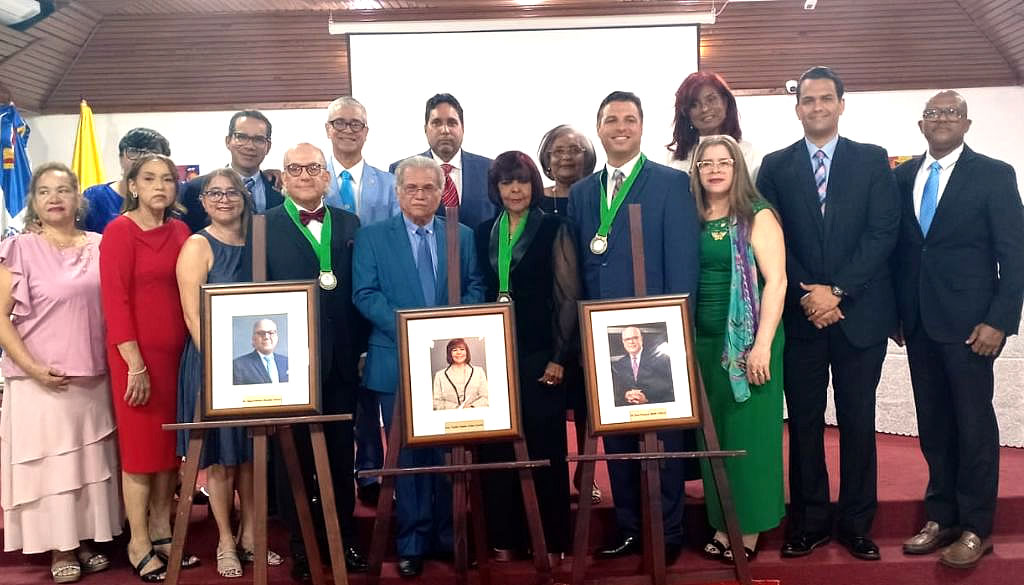 Otorgan galardón “Maestros de la Medicina” a tres prominentes médicos 