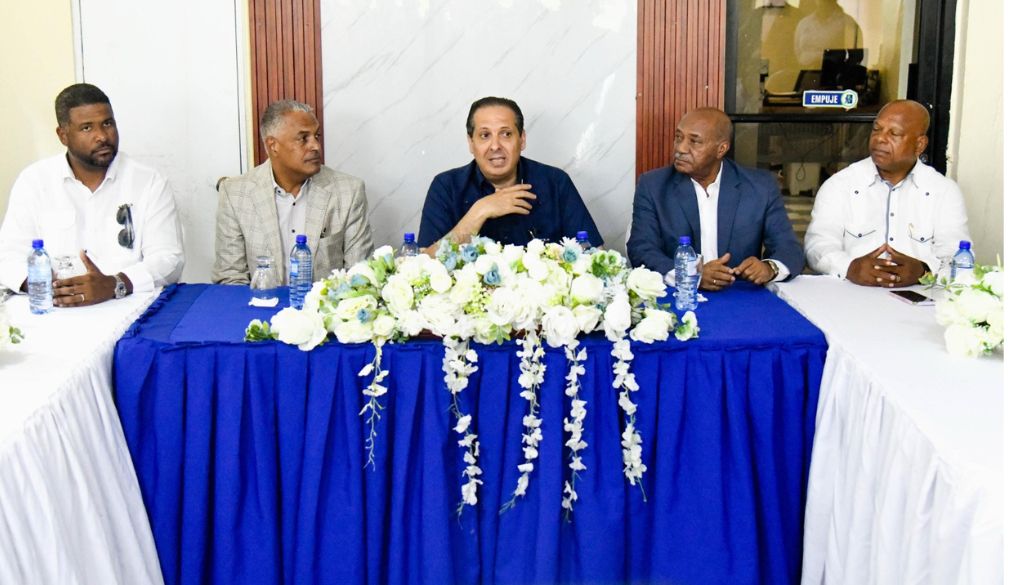 Ministro de Salud supervisa programas de salud en San Cristóbal 