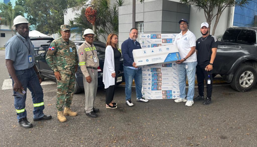 Donan lámparas para garantizar seguridad en áreas externas del Hospital Moscoso Puello 