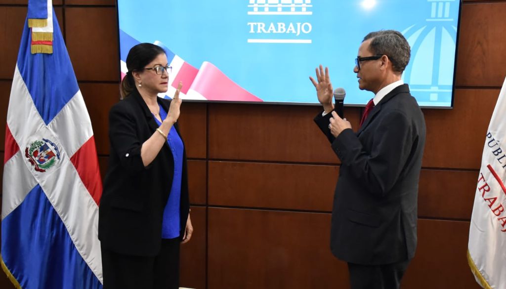 Juramentan a Aura Celeste Fernández como nueva gerente general del CNSS 