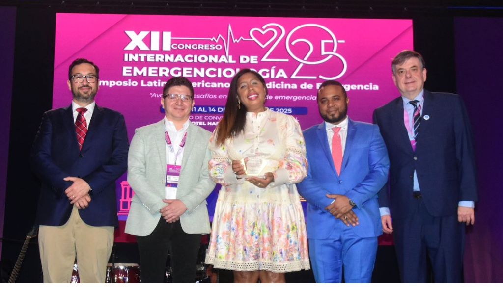 Reconocen trayectoria de la Dra. Sarah Nicole de la Cruz en medicina de emergencias 