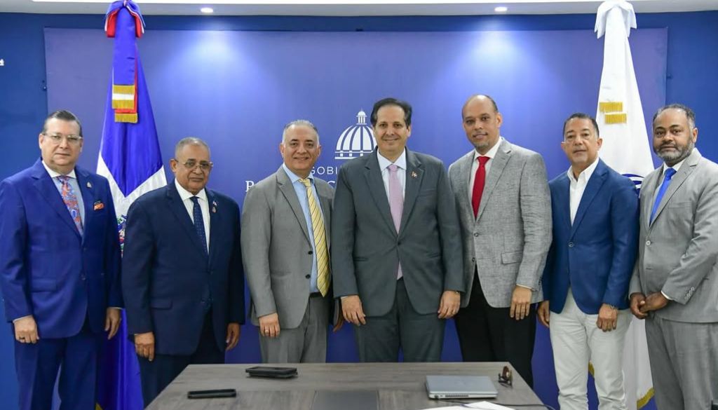 SODOCIPRE y Ministro de Salud buscan garantizar ejercicio seguro de la cirugía plástica en el país 