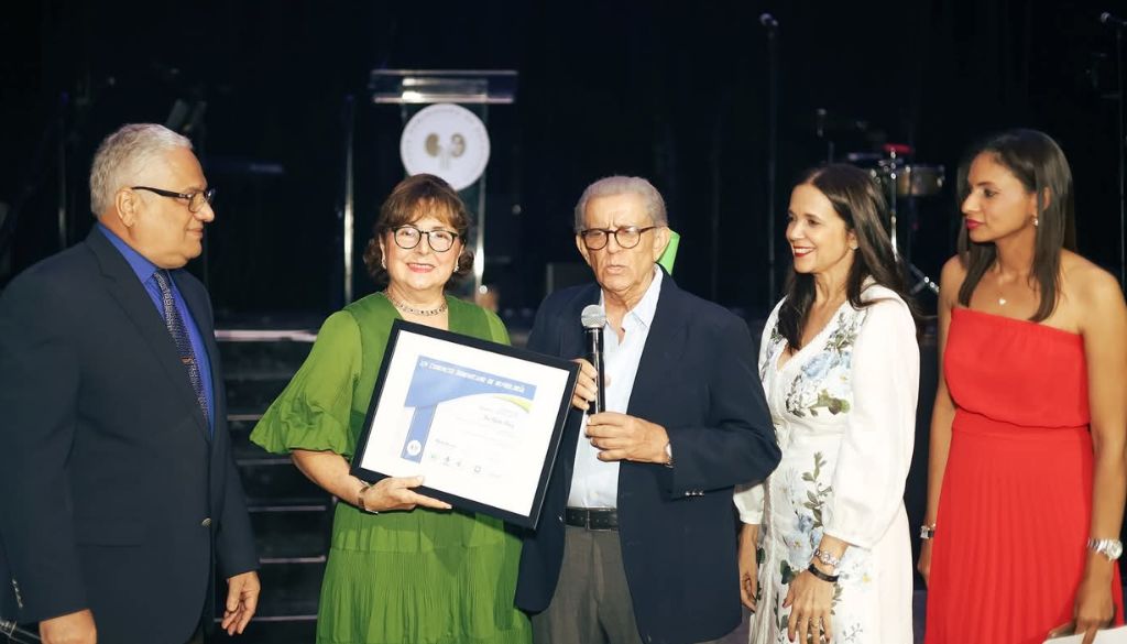 Reconocen a la Dra. Yoselyn Núñez por su destacada trayectoria profesional 