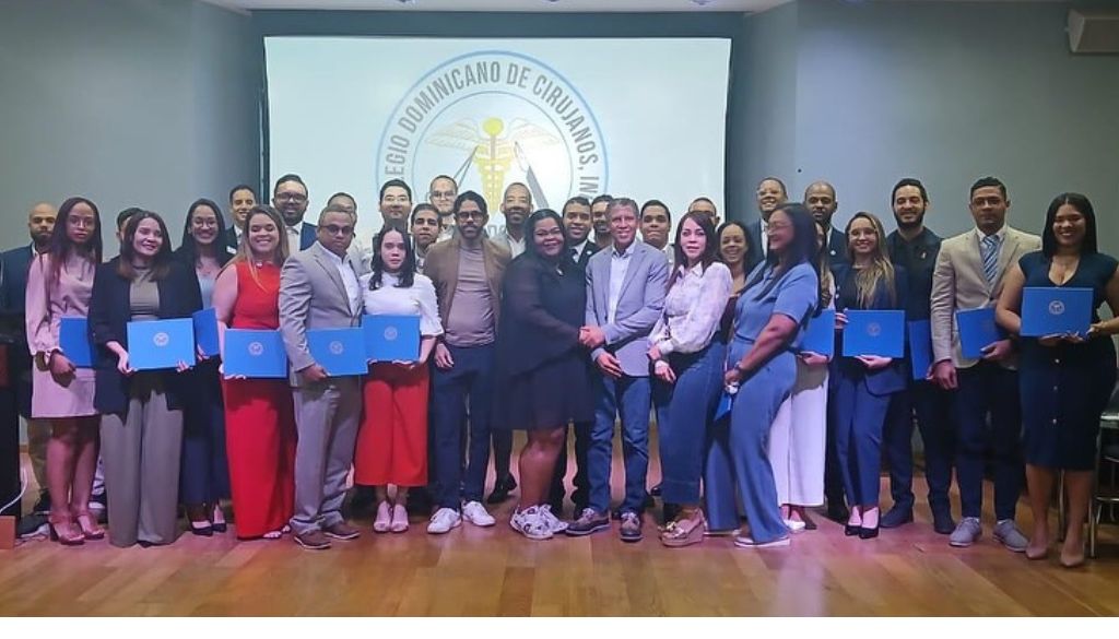 Colegio de Cirujanos da bienvenida a nuevos miembros  