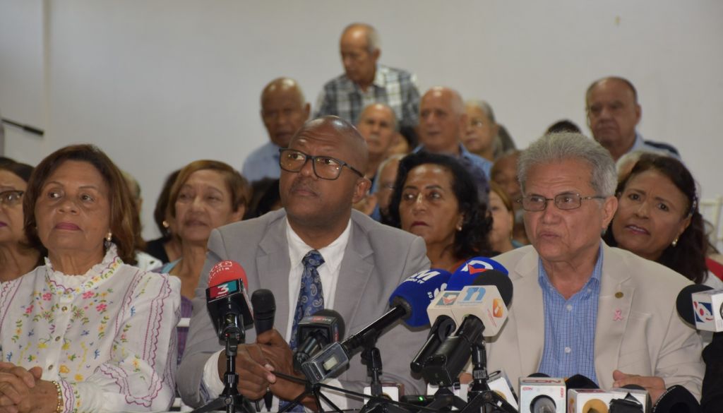 CMD y Gobierno acuerdan aumento salarial para médicos pensionados 