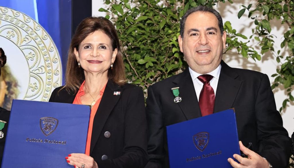 Dr. Mario Lama recibe Medalla al Mérito Policial 2025 