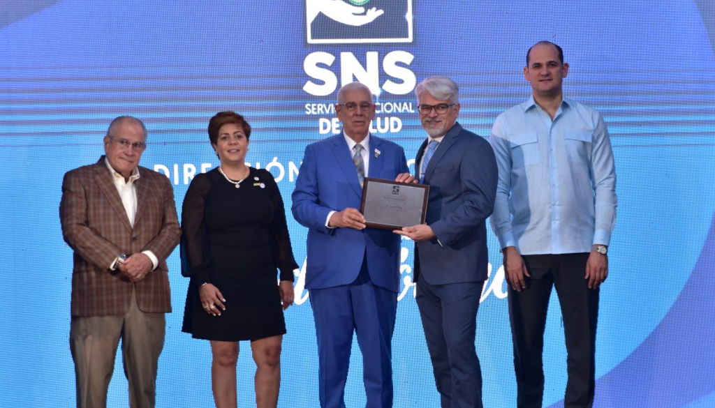 SNS reconoce entrega y profesionalismo en el Día Latinoamericano del Odontólogo 