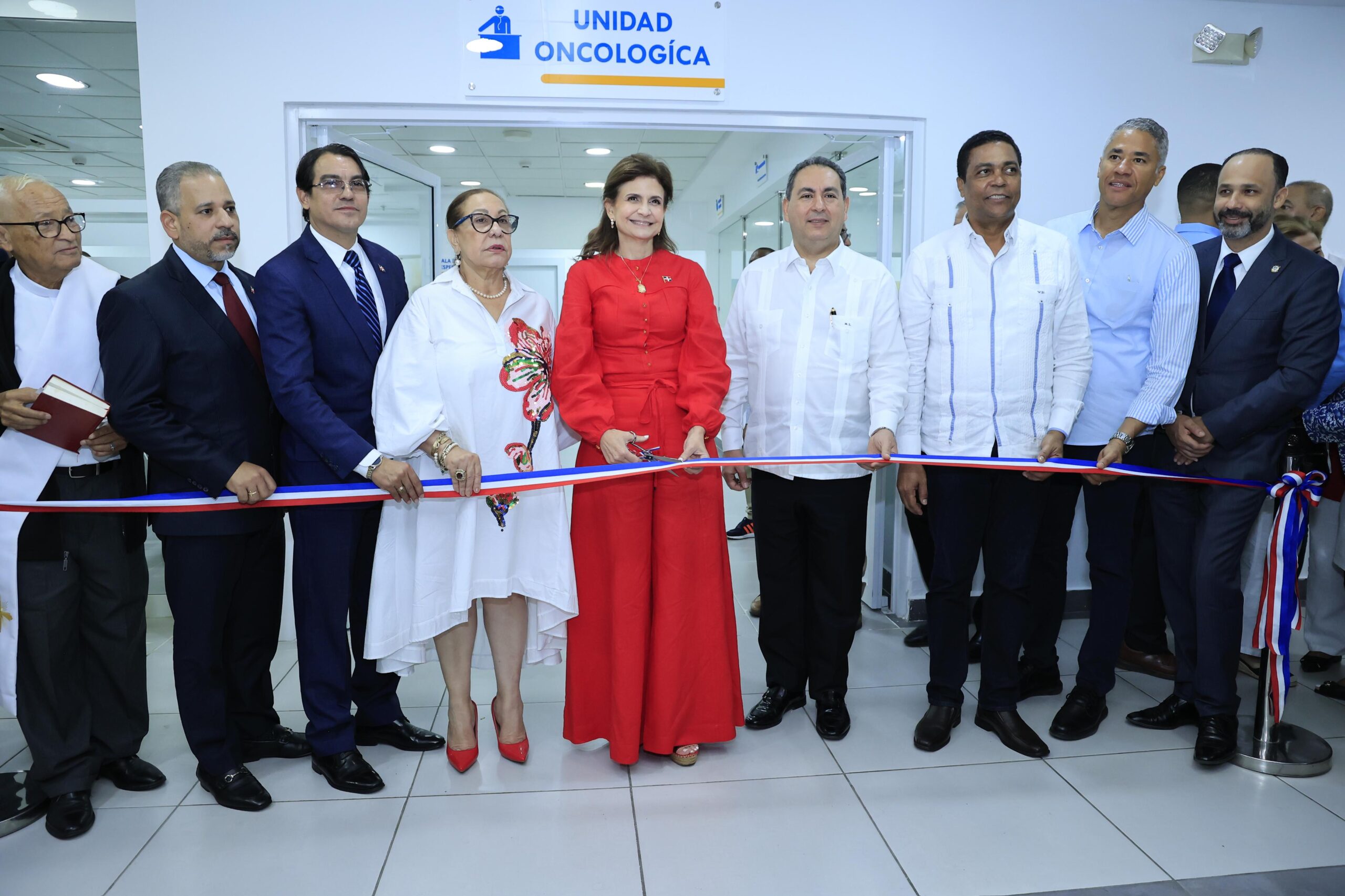 Autoridades inauguran Unidad de Oncología del Hospital José María Cabral y Báez 