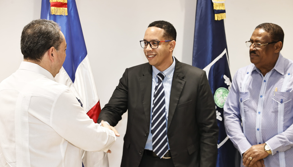 SNS juramenta nuevo director del Hospital Municipal de Boca Chica 