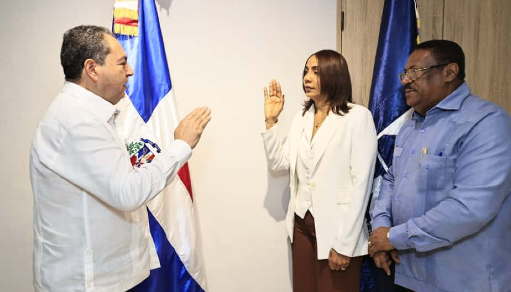 SNS juramenta nueva directora en el  Hospital Municipal El Almirante 