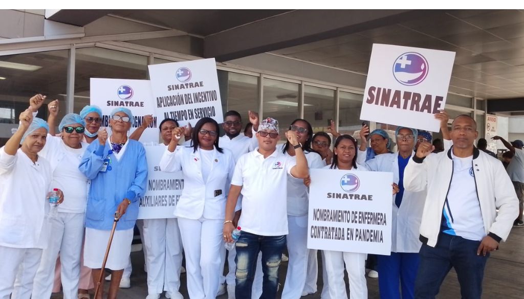 Enfermeras paralizan labores en demanda de respuestas del Gobierno 