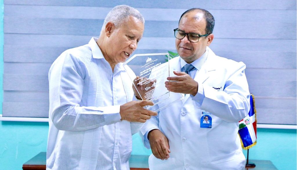 Dr. Willy Victoria Ramírez es reconocido por sus aportes al sistema de salud 