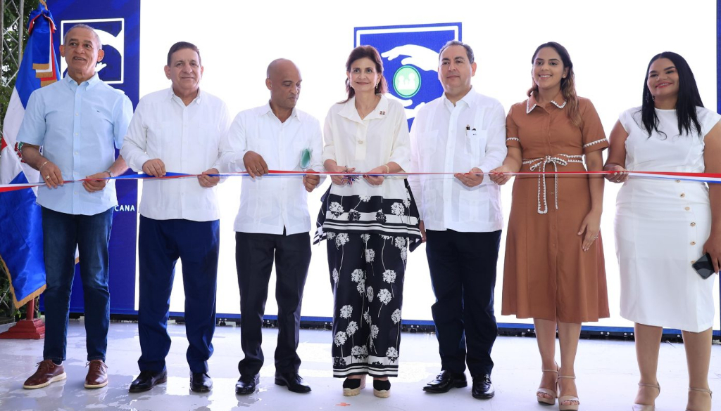 Autoridades entregan remozado Hospital Municipal de Piedra Blanca 