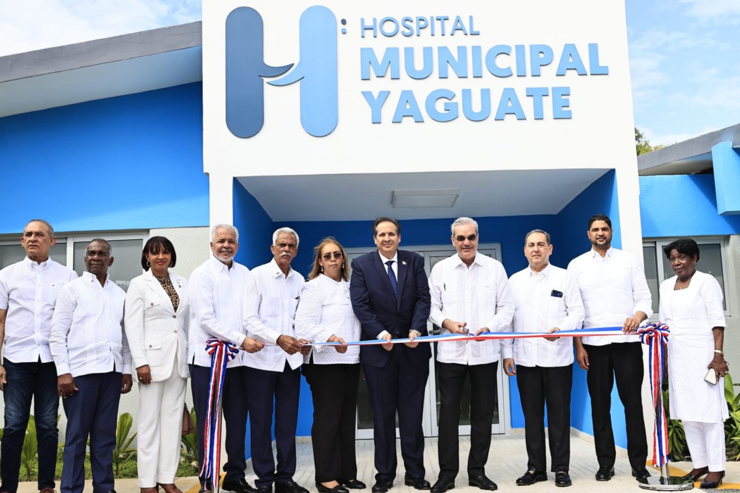 Autoridades entregan hospital remozado y nueva emergencia en Yaguate 