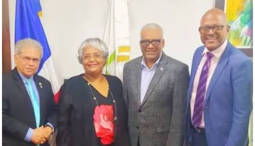 Emiten decreto aumenta pensiones a más de mil médicos jubilados 