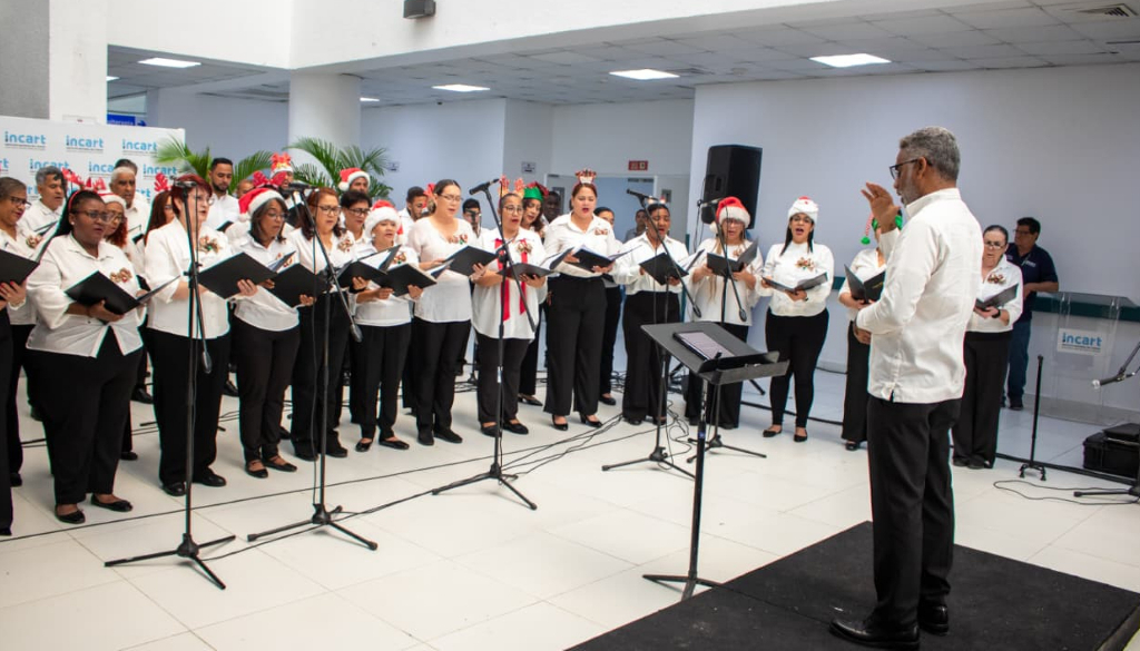 Coro Nacional lleva alegría y esperanza navideña a  pacientes del INCART 